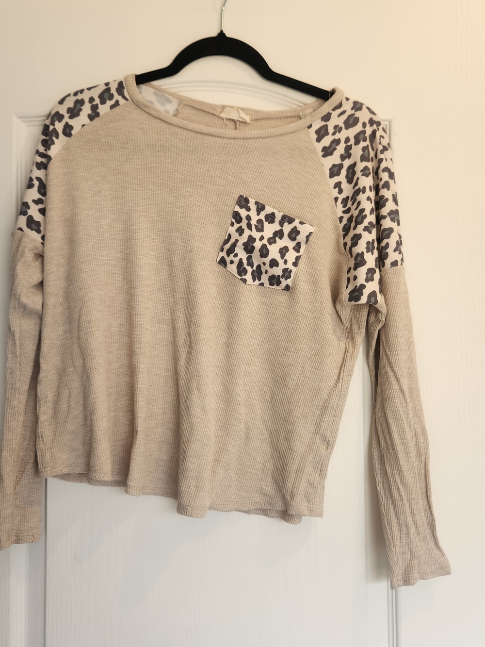 1.4.3. Story by Line Up Beige Waffle Knit Top with Leopard Accent M Euc